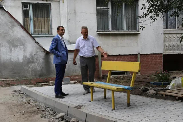 В Хмельницком продолжается капитальный ремонт придомовых территорий — фото 2