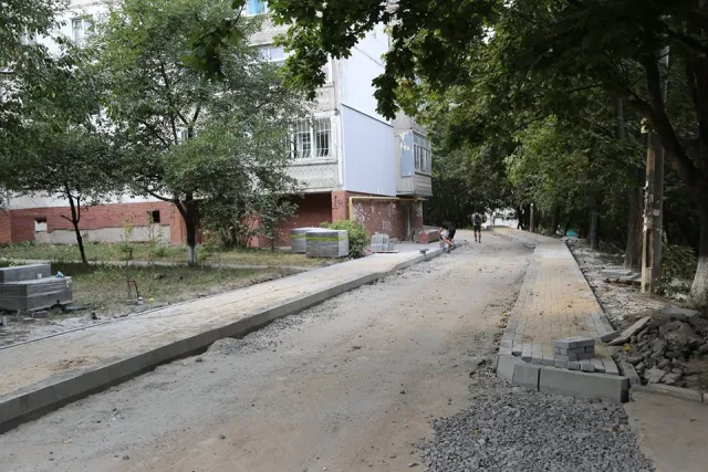 В Хмельницком продолжается капитальный ремонт придомовых территорий — фото 13