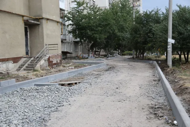В Хмельницком продолжается капитальный ремонт придомовых территорий — фото 3