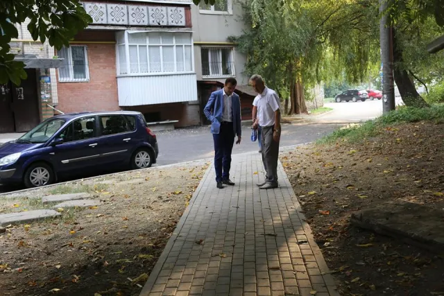 В Хмельницком продолжается капитальный ремонт придомовых территорий — фото 5