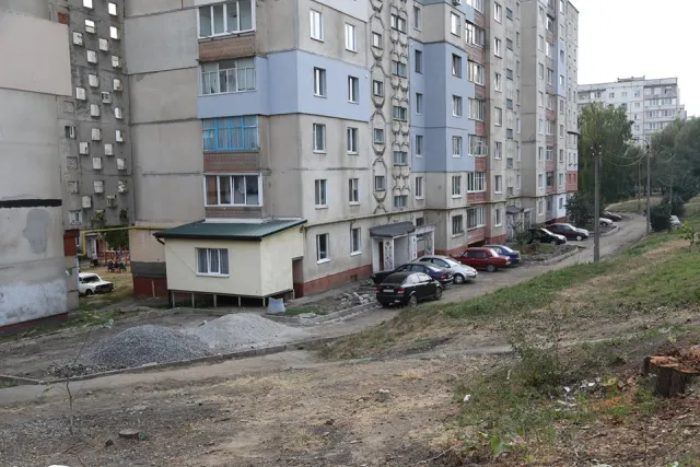 В Хмельницком продолжается капитальный ремонт придомовых территорий — фото 8