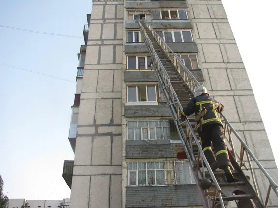 В Нетішині рятувальники відчинили двері квартири, де знаходився хворий чоловік похилого віку — фото 1