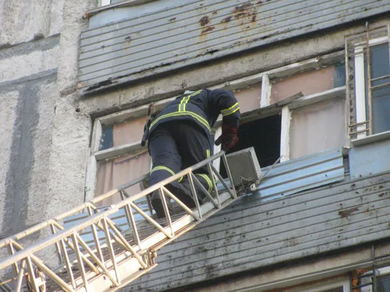 В Нетішині рятувальники відчинили двері квартири, де знаходився хворий чоловік похилого віку — фото 2