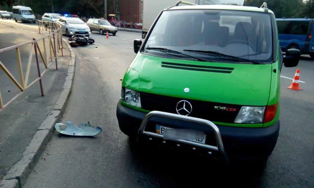 В Хмельницькому зіткнулися автомобіль «Mercedes» та скутер — фото 1