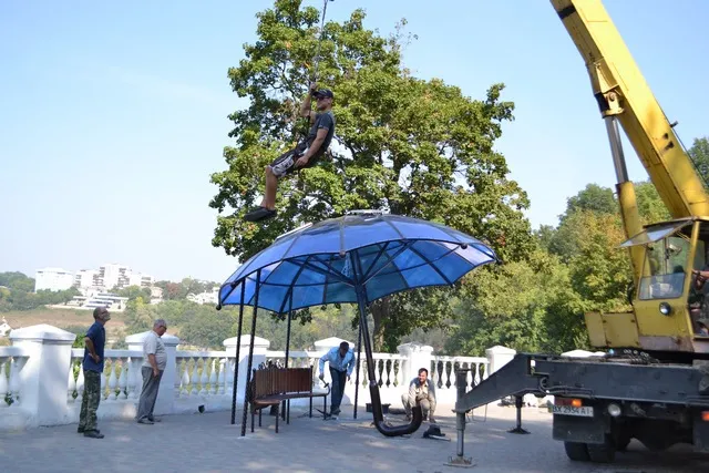 У Кам'янці-Подільському з'явилась лавка-парасолька для підзарядки мобільних пристроїв — фото 1