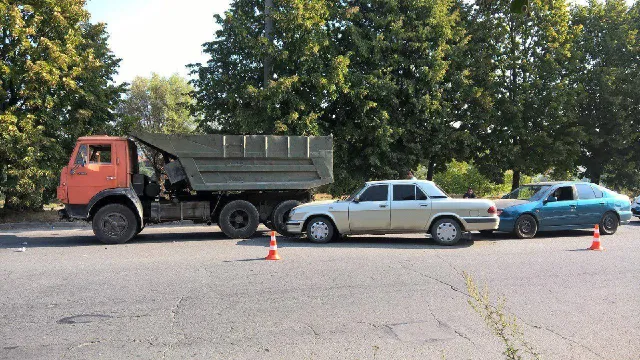 У мікрорайоні Озерна сталася аварія через п'яного водія вантажівки — фото 1