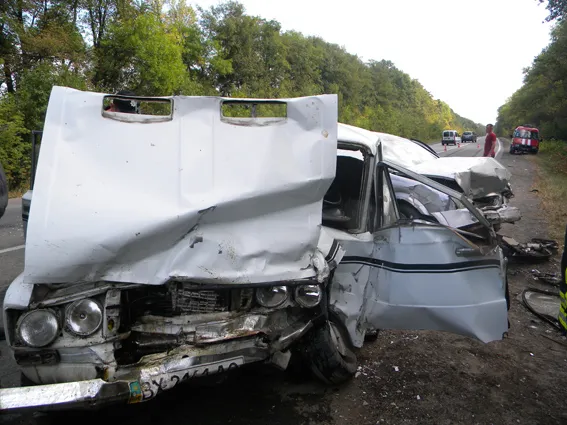 На Хмельниччині зіткнулись два автомобілі. Пасажирка загинула на місці — фото 1