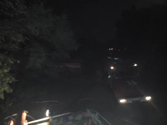 В Староконстантиновском районе работники ДСНС тушили пожар во вспомогательном здании — фото 1