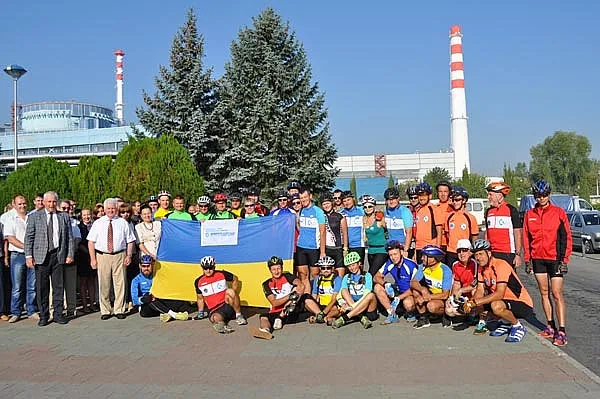Хмельницькі атомники зустріли учасників велопробігу «З Україною в серці» — фото 1