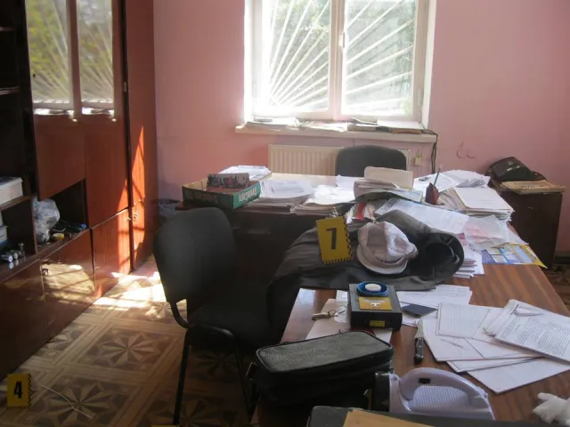У Хмельницькому зловмисники напали на 77-річного підприємця, зв'язали та викрали 20 тис. гривень — фото 1