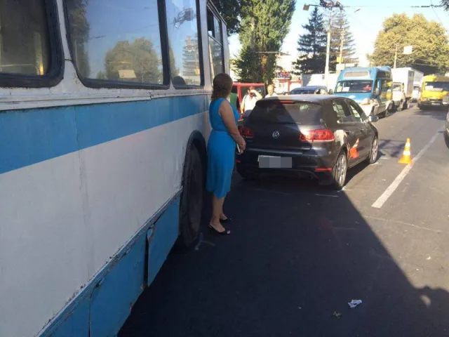 У Хмельницькому тролейбус врізався в іномарку — фото 1