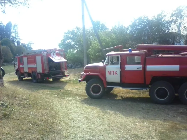 В Красиловском районе работники ДСНС тушили пожар во вспомогательной постройке — фото 1