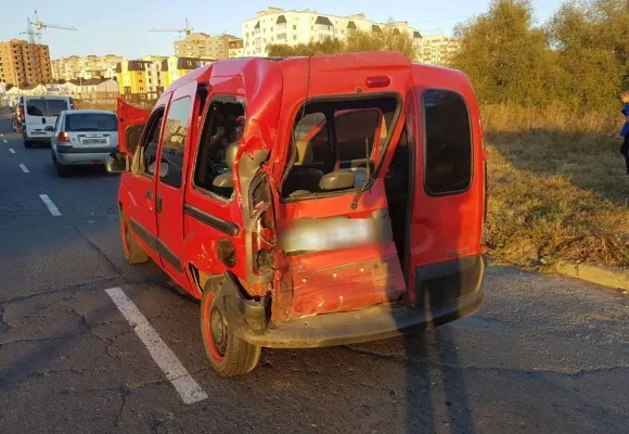 У Хмельницькому зіткнулися автомобілі «Volkswagen» та «Renault» — фото 1