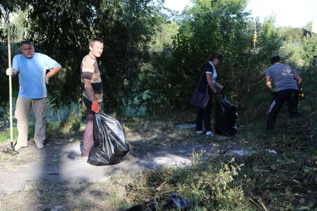Керівництво міста організувало прибирання на узбережжі Південного Бугу — фото 5