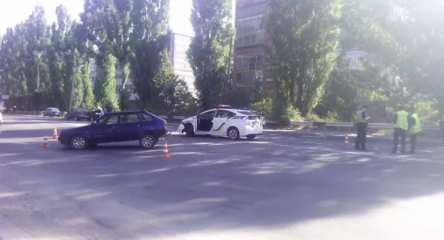 На Западно-Окружной женщина-полицейский разбил служебный «Prius» — фото 1