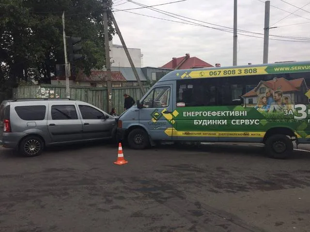 У Хмельницькому автомобіль «Renault» врізався у маршрутку. Постраждало п'ятеро осіб — фото 1