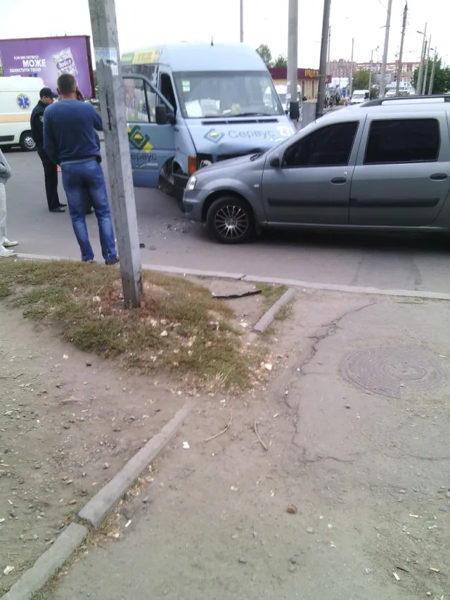 У Хмельницькому автомобіль «Renault» врізався у маршрутку. Постраждало п'ятеро осіб — фото 3