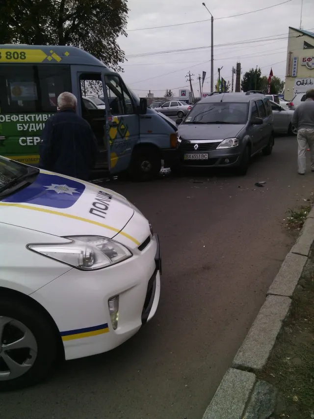 У Хмельницькому автомобіль «Renault» врізався у маршрутку. Постраждало п'ятеро осіб — фото 4