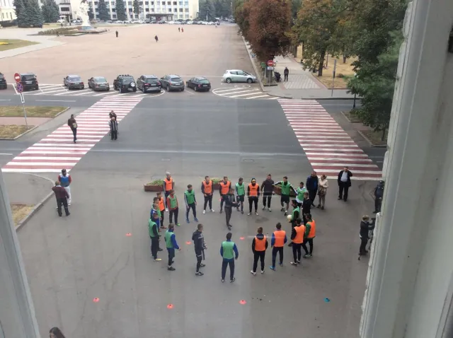 Біля Хмельницької міської ради гравці ФК «Поділля» провели тренування. Футболісти скаржаться, що вони не мають де тренуватись — фото 3