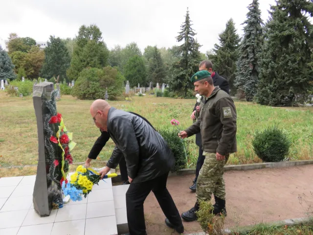 На Военном кладбище хмельнитчане почтили светлую память партизан и подпольщиков — фото 2