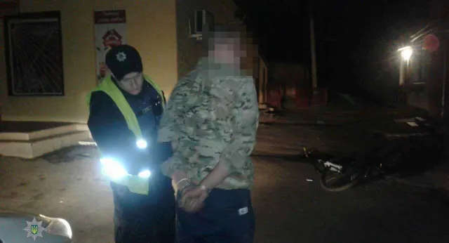 Хмельницькі поліцейські затримали хлопця, який намагався викрасти з автомобіля аудіосистему — фото 1
