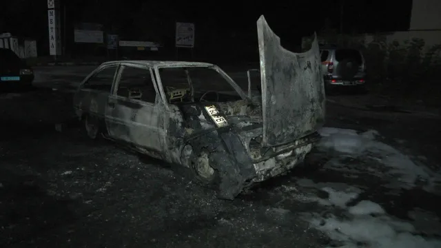 У Хмельницькому вночі внаслідок пожежі згоріла «Таврія» — фото 1