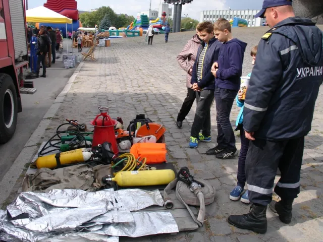 В Шепетівці працівники ДСНС провели профілактичну акцію «Запобігти. Врятувати. Допомогти» — фото 1