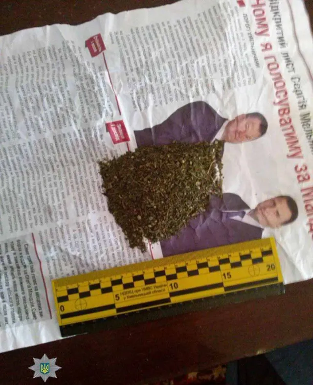 Хмельницькі поліцейські приїхали на сімейний конфлікт, а виявили наркотики — фото 2