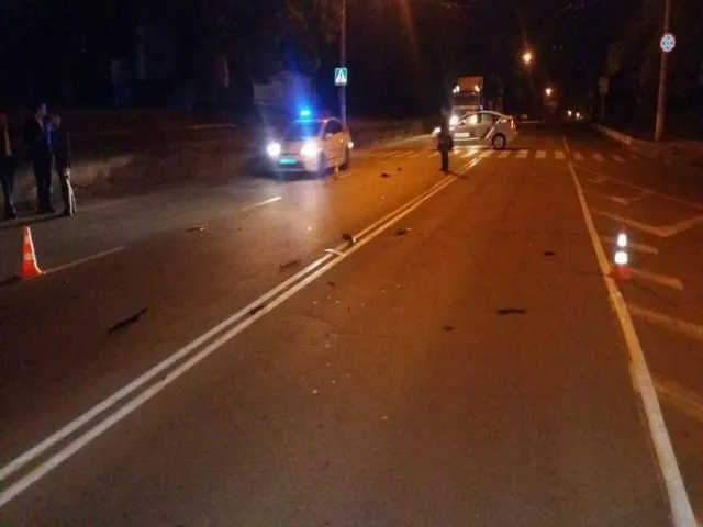 В місті автомобіль «Mercedes» скоїв наїзд на двох пішоходів. Потерпілі в реанімації — фото 1