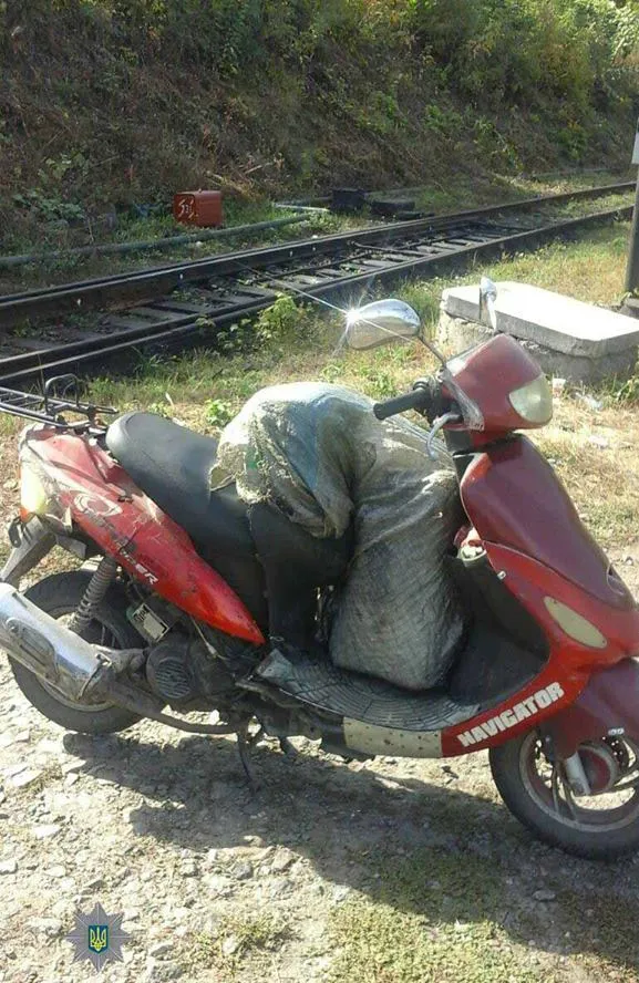 Хмельницькі поліцейські затримали чоловіка, який намагався викрасти 30 літрів дизельного палива — фото 1