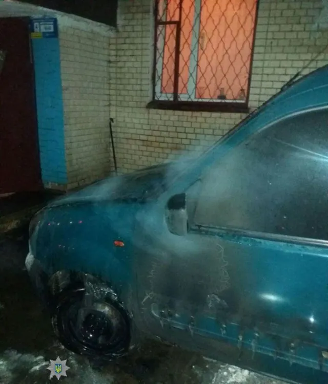 В Хмельницькому патрульні гасили пожежу автомобіля разом з мешканцями будинку — фото 1