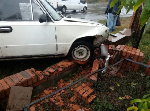 У Хмельницькому автомобіль «ВАЗ» в'їхав у цегляний паркан — фото 1