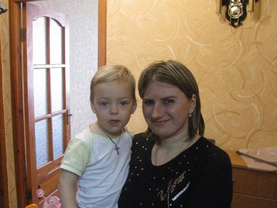 У Нетішині працівники ДСНС відчинили двері квартири, в якій залишилась маленька дитина — фото 1