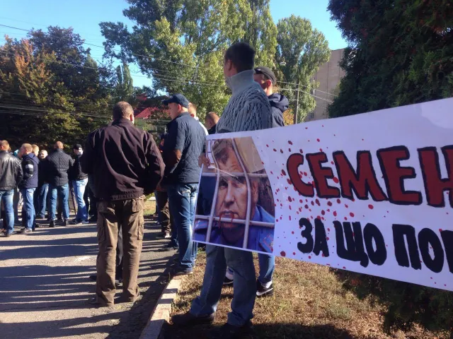 Під управлінням поліції хмельницькі активісти вимагали звільнення Семенишина. Радник Авакова заявив, що мітинг був проплачений — фото 1