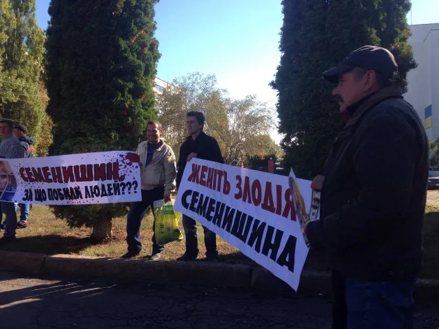 Під управлінням поліції хмельницькі активісти вимагали звільнення Семенишина. Радник Авакова заявив, що мітинг був проплачений — фото 2
