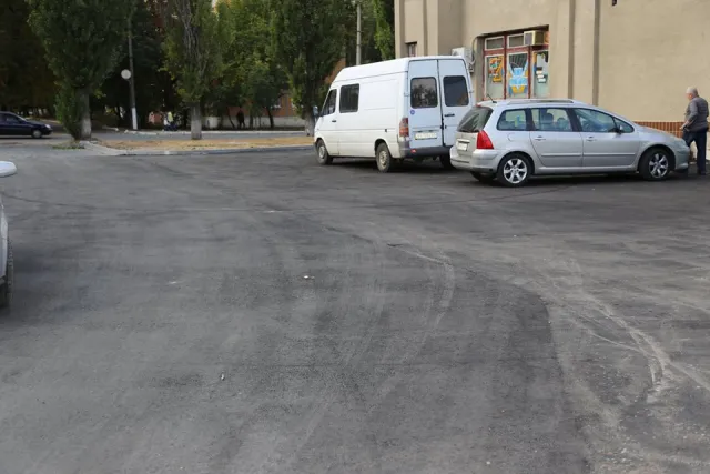 В городе обустраивают тротуарной плиткой пешеходные дорожки придомовых территорий — фото 2