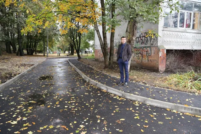 В городе обустраивают тротуарной плиткой пешеходные дорожки придомовых территорий — фото 11