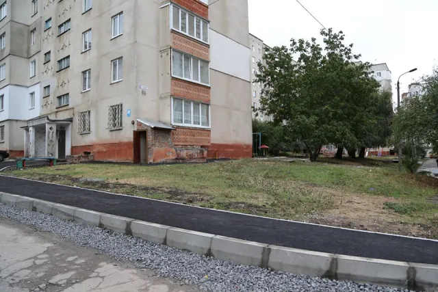 В городе обустраивают тротуарной плиткой пешеходные дорожки придомовых территорий — фото 12