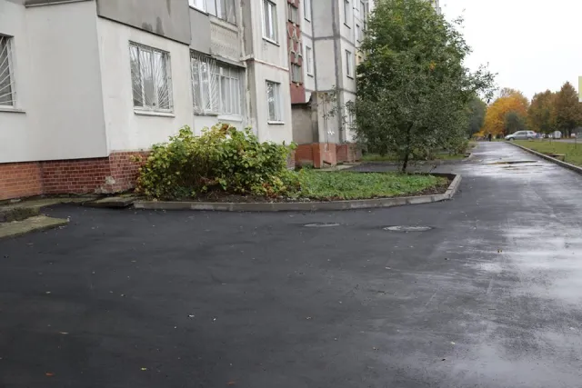 В городе обустраивают тротуарной плиткой пешеходные дорожки придомовых территорий — фото 13