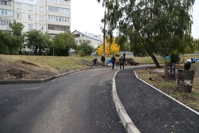В городе обустраивают тротуарной плиткой пешеходные дорожки придомовых территорий — фото 14