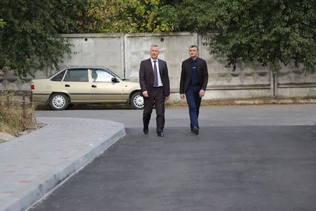 В городе обустраивают тротуарной плиткой пешеходные дорожки придомовых территорий — фото 15