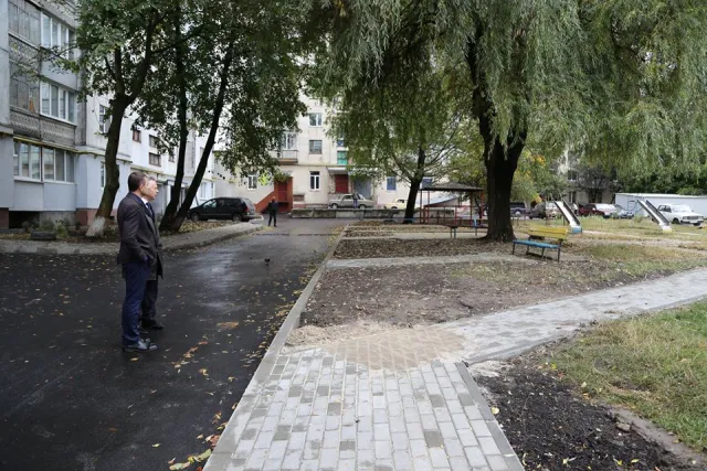 В городе обустраивают тротуарной плиткой пешеходные дорожки придомовых территорий — фото 16