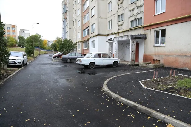 В городе обустраивают тротуарной плиткой пешеходные дорожки придомовых территорий — фото 17