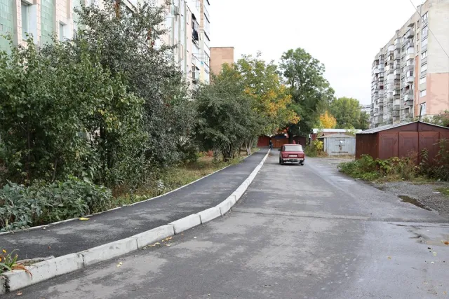 В городе обустраивают тротуарной плиткой пешеходные дорожки придомовых территорий — фото 3