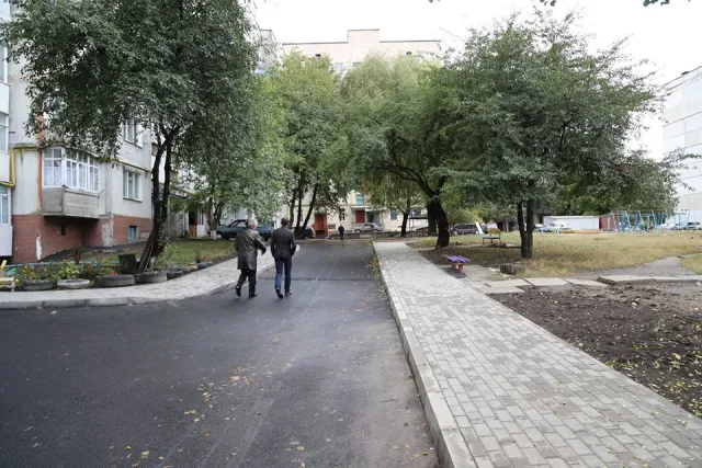 В городе обустраивают тротуарной плиткой пешеходные дорожки придомовых территорий — фото 4