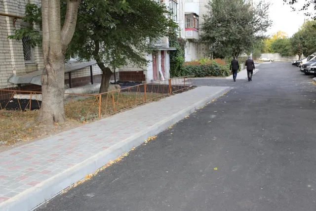 В городе обустраивают тротуарной плиткой пешеходные дорожки придомовых территорий — фото 5