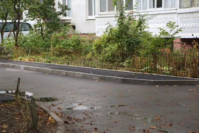 В городе обустраивают тротуарной плиткой пешеходные дорожки придомовых территорий — фото 6