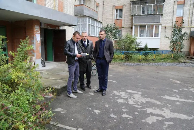 В городе обустраивают тротуарной плиткой пешеходные дорожки придомовых территорий — фото 7