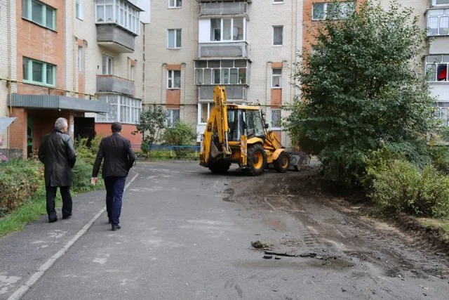 В городе обустраивают тротуарной плиткой пешеходные дорожки придомовых территорий — фото 9