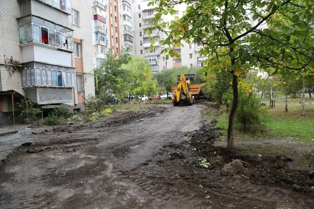 В городе обустраивают тротуарной плиткой пешеходные дорожки придомовых территорий — фото 10